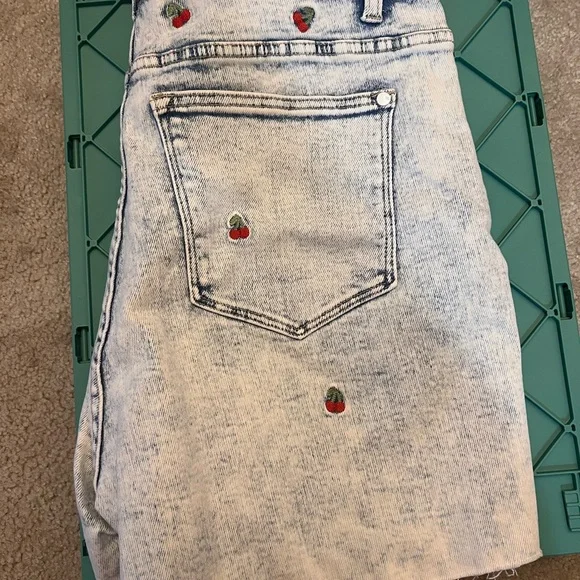NWT Judy Blue Light Wash Denim Shorts with Cherry Embroidery, Size 1x - Picture 6 of 7